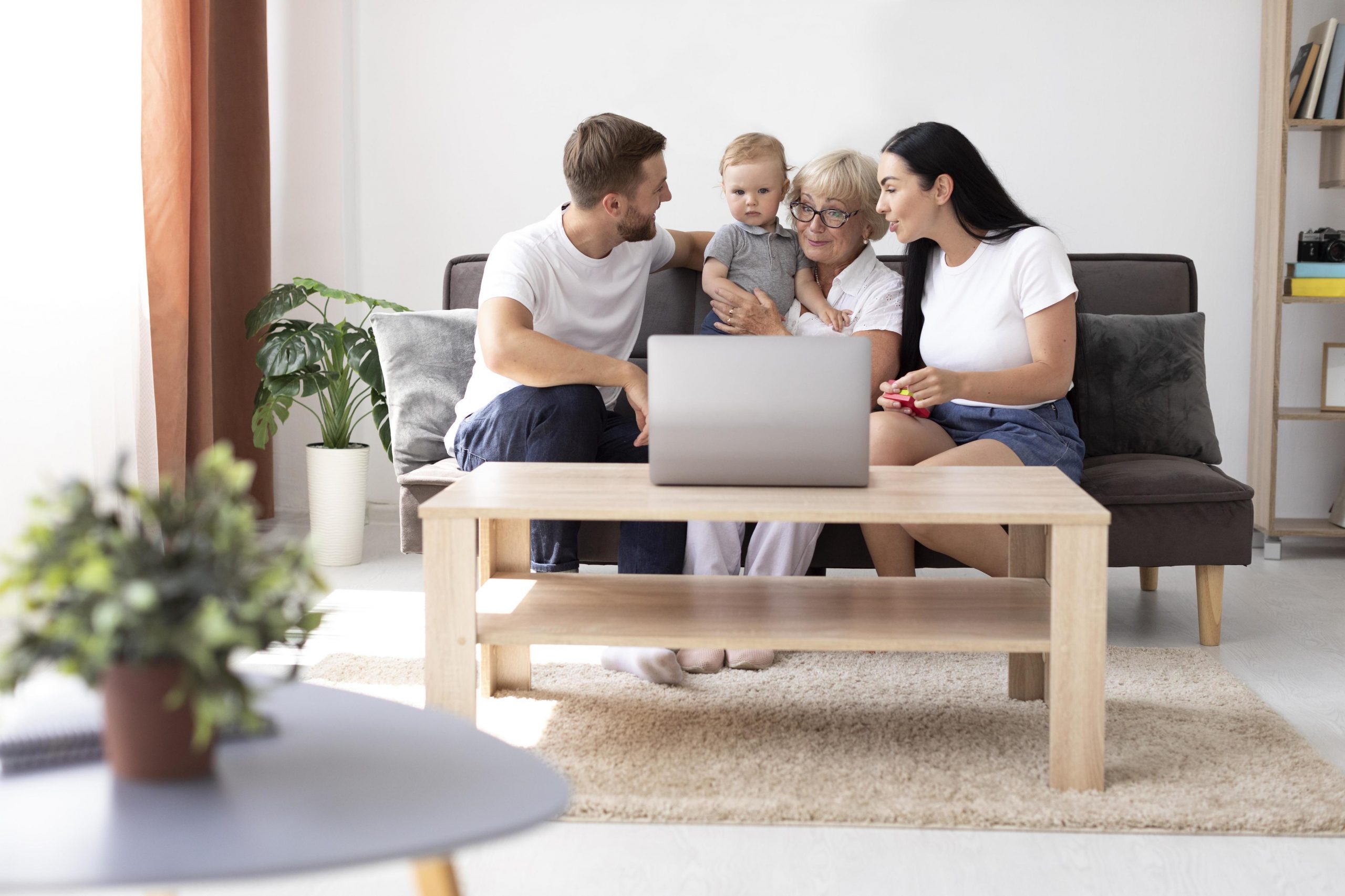 Gas Natural en Cehegín: Familia disfrutando de la tranquilidad de su hogar.